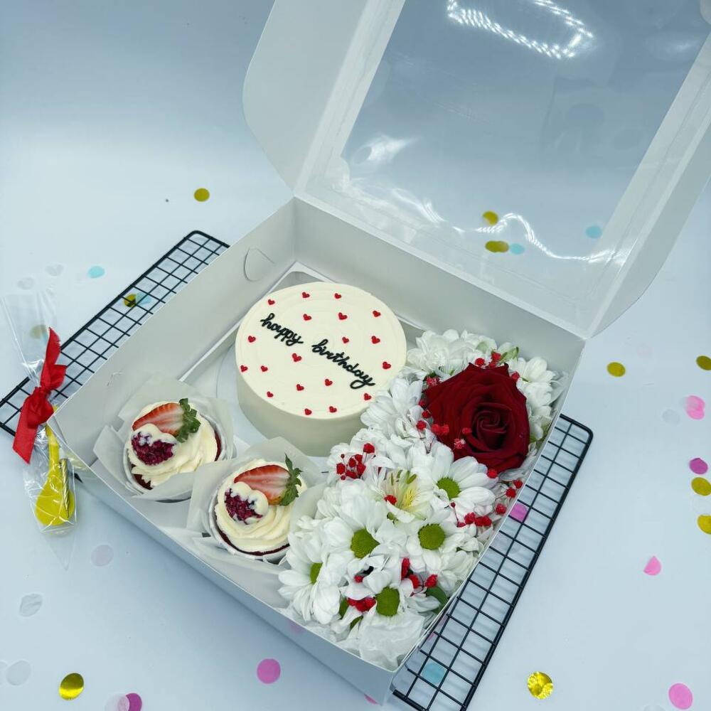 Бенто торт Happy Birthday белый с сердечками, Капкейки и Букетик цветов на День рождения