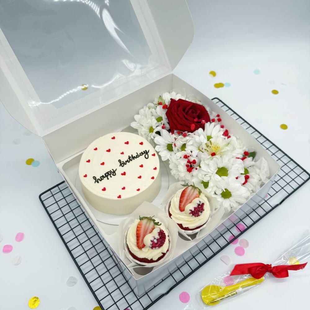 Бенто торт Happy Birthday белый с сердечками, Капкейки и Букетик цветов на День рождения