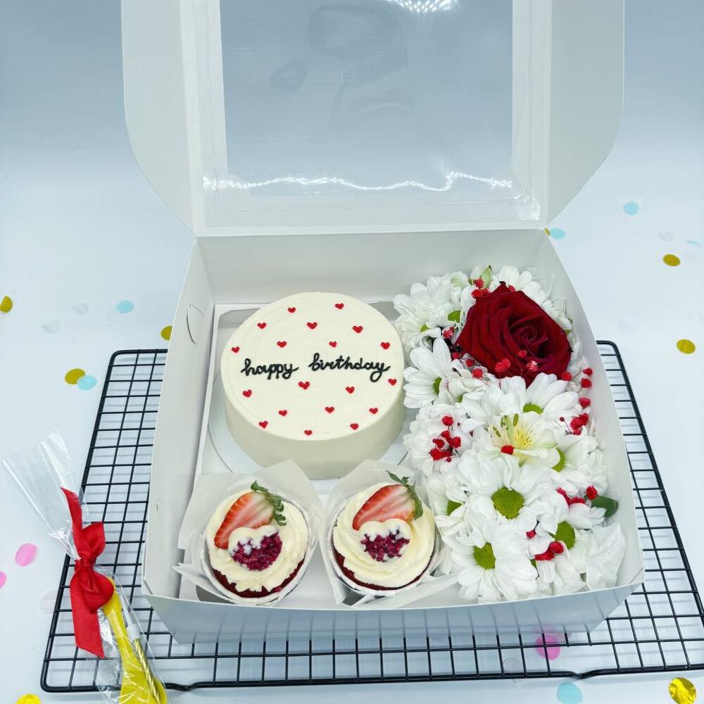 Бенто торт Happy Birthday белый с сердечками, Капкейки и Букетик цветов на День рождения