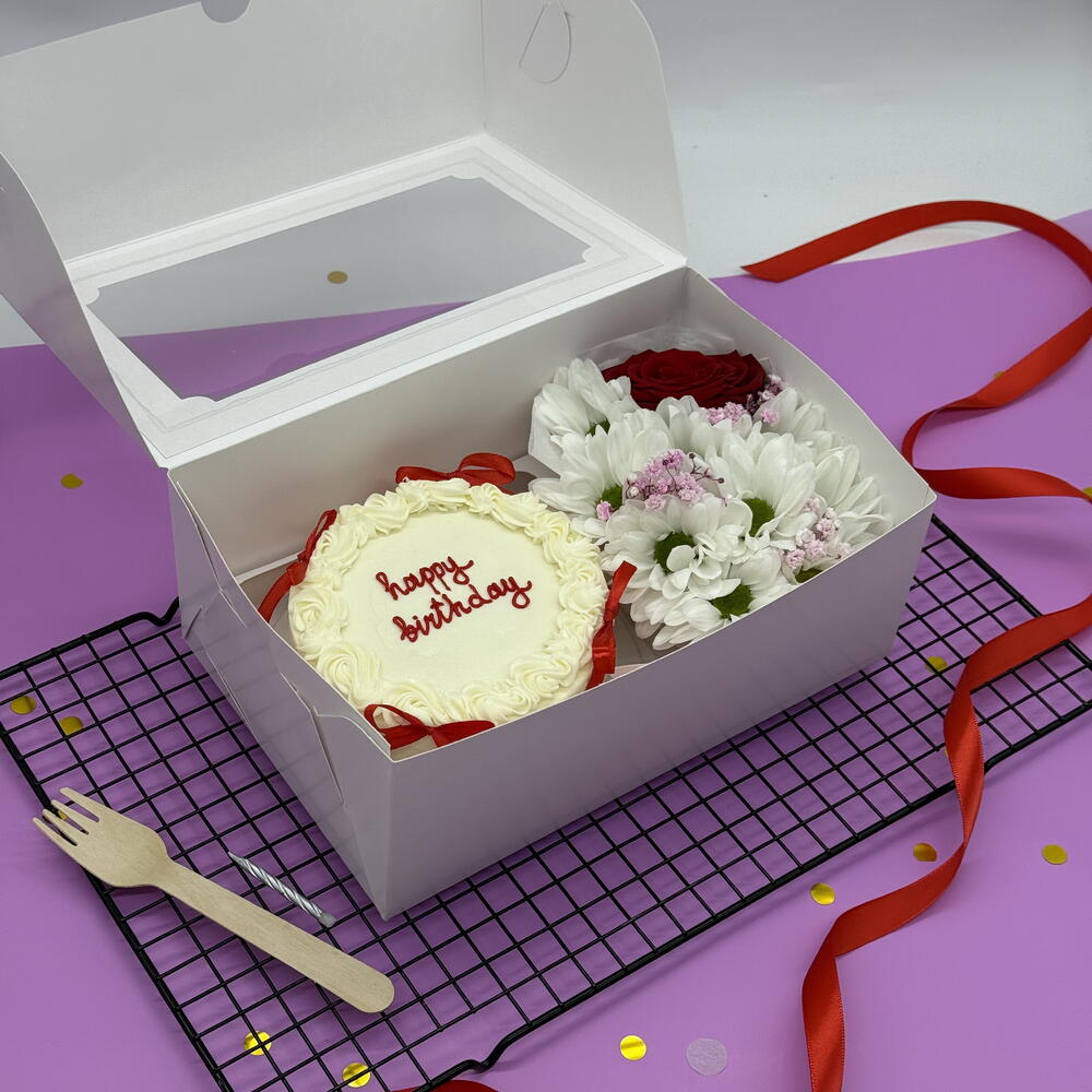 Бенто торт Happy Birthday с красными бантиками и Букетик цветов на День рождения