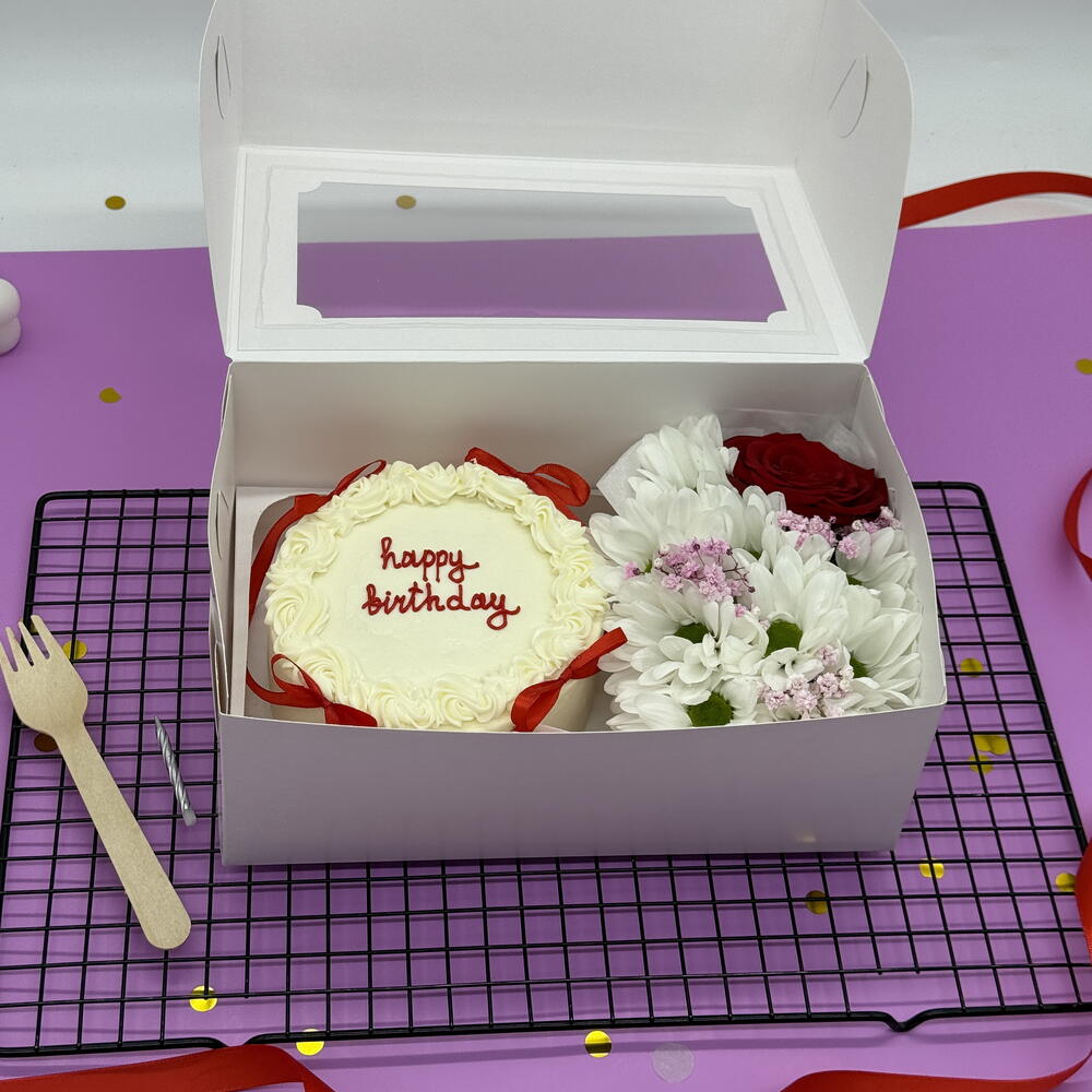 Бенто торт Happy Birthday с красными бантиками и Букетик цветов на День рождения