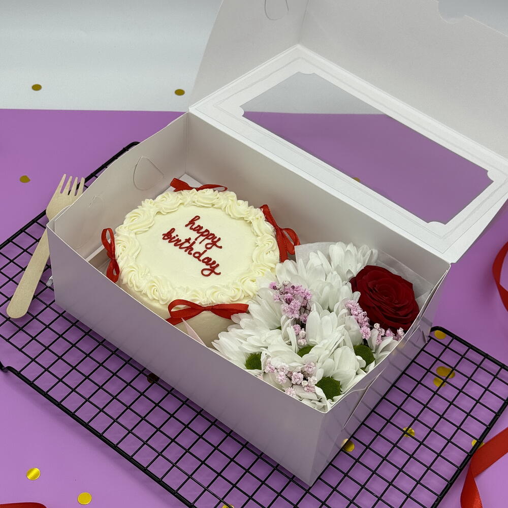 Бенто торт Happy Birthday с красными бантиками и Букетик цветов на День рождения