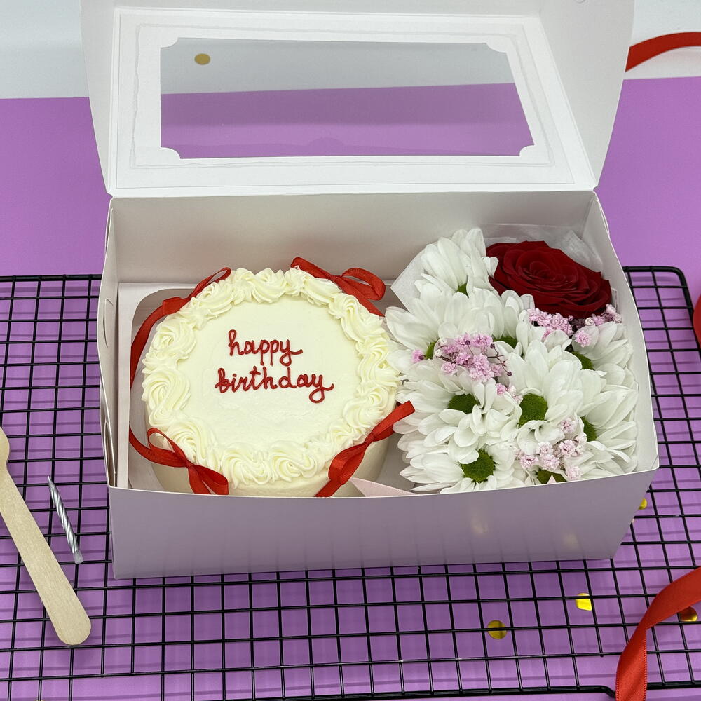 Бенто торт Happy Birthday с красными бантиками и Букетик цветов на День рождения