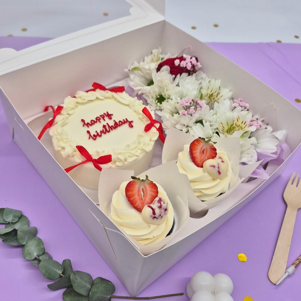 Бенто торт Happy Birthday с красными бантиками, Капкейки и Букетик цветов на День рождения