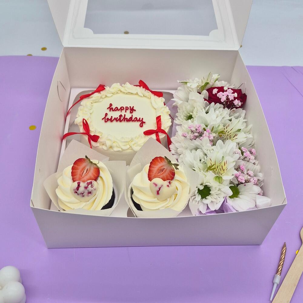Бенто торт Happy Birthday с красными бантиками, Капкейки и Букетик цветов на День рождения