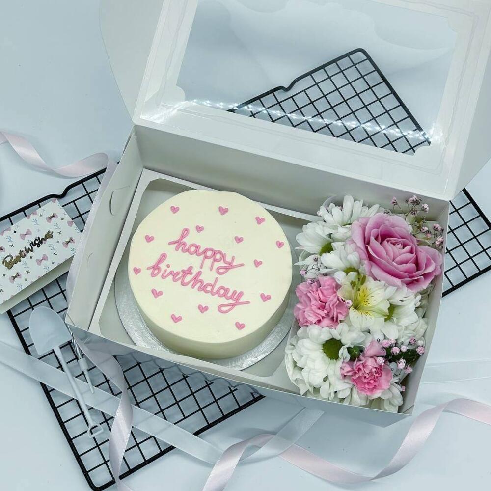 Бенто торт Happy Birthday с розовыми сердечками и Букетик цветов на День рождения