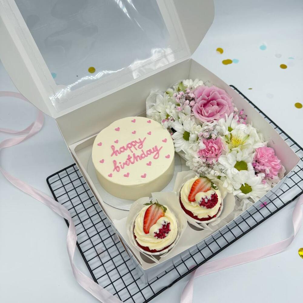 Бенто торт Happy Birthday с розовыми сердечками, Капкейки и Букетик цветов на День Рождения