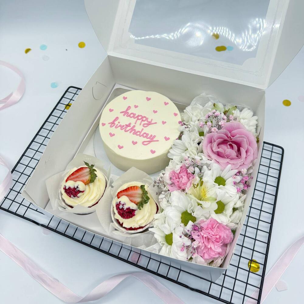 Бенто торт Happy Birthday с розовыми сердечками, Капкейки и Букетик цветов на День Рождения