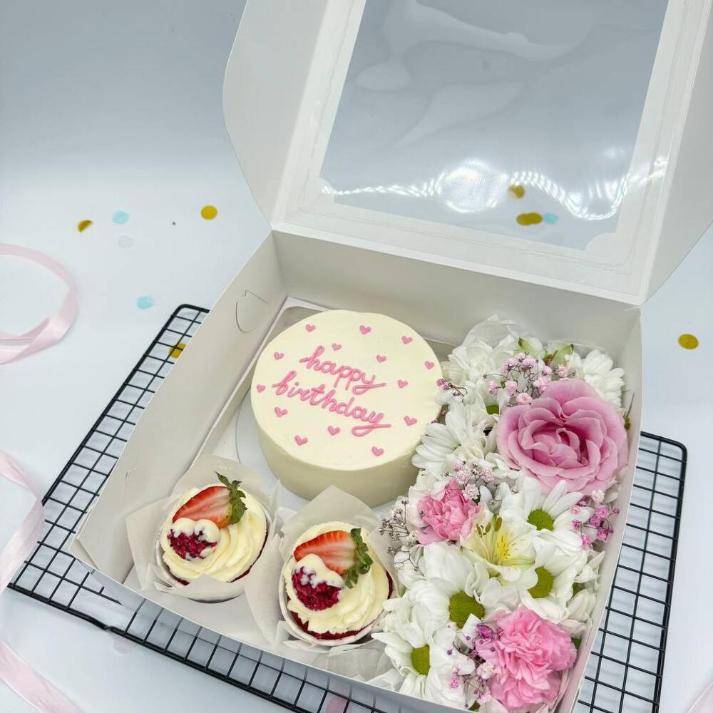 Бенто торт Happy Birthday с розовыми сердечками, Капкейки и Букетик цветов на День Рождения