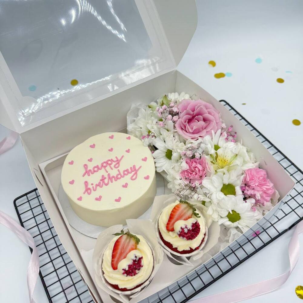 Бенто торт Happy Birthday с розовыми сердечками, Капкейки и Букетик цветов на День Рождения