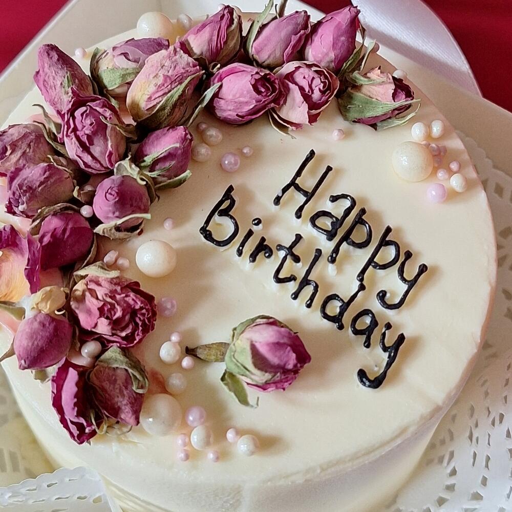 Бенто-торт "Happy Birthday" с сиреневыми розами-сухоцветами в розовых оттенках
