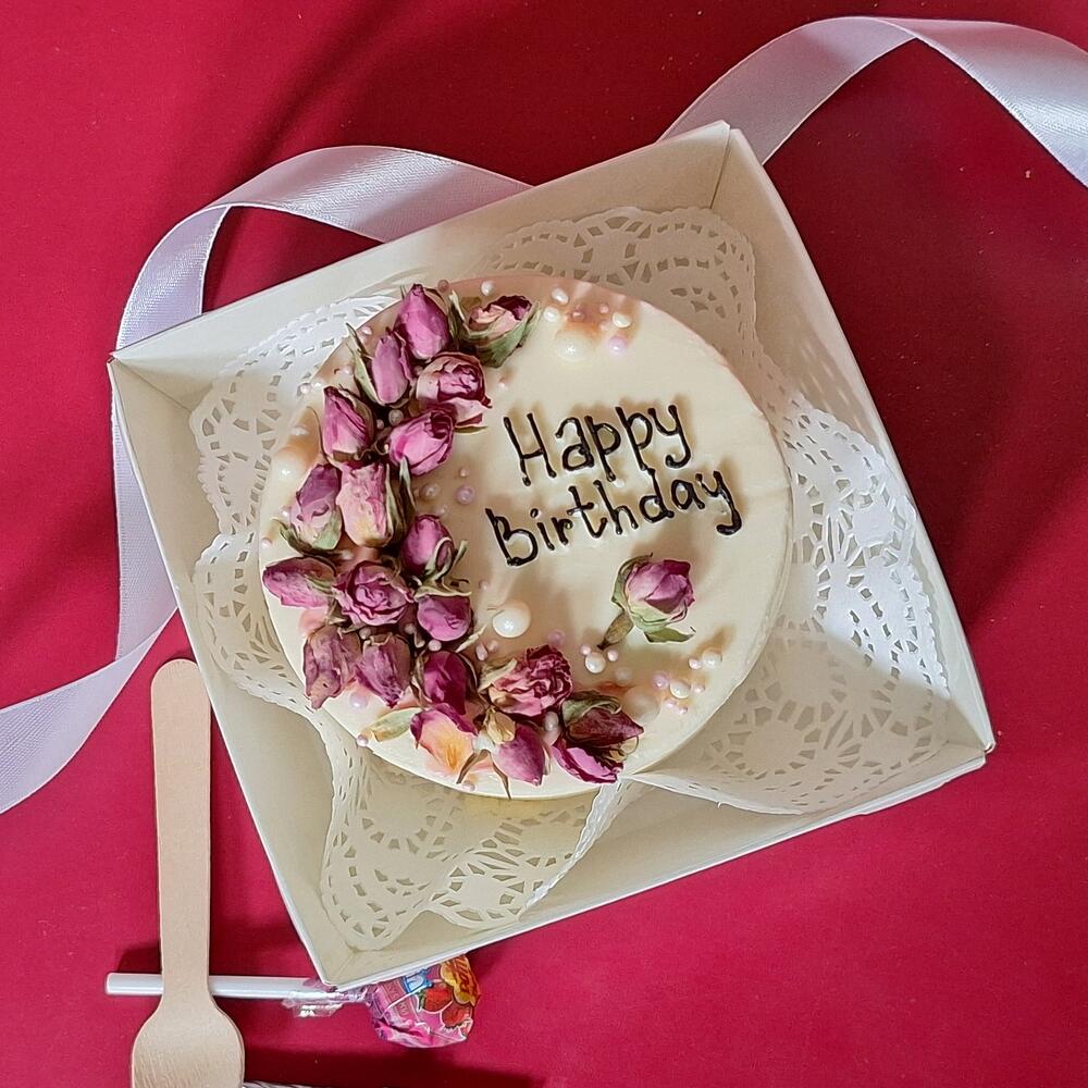 Бенто-торт "Happy Birthday" с сиреневыми розами-сухоцветами в розовых оттенках