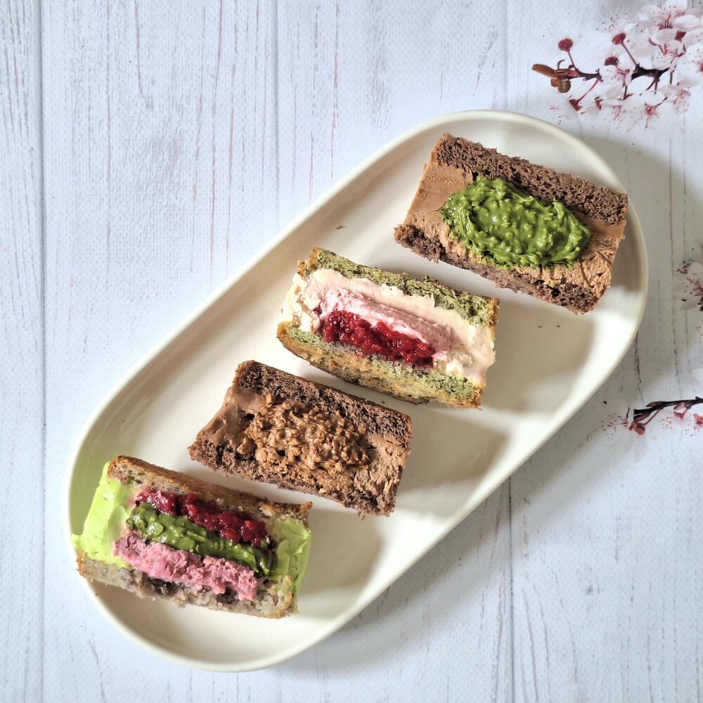 Бенто-торт "Happy Birthday" с сиреневыми розами-сухоцветами в розовых оттенках