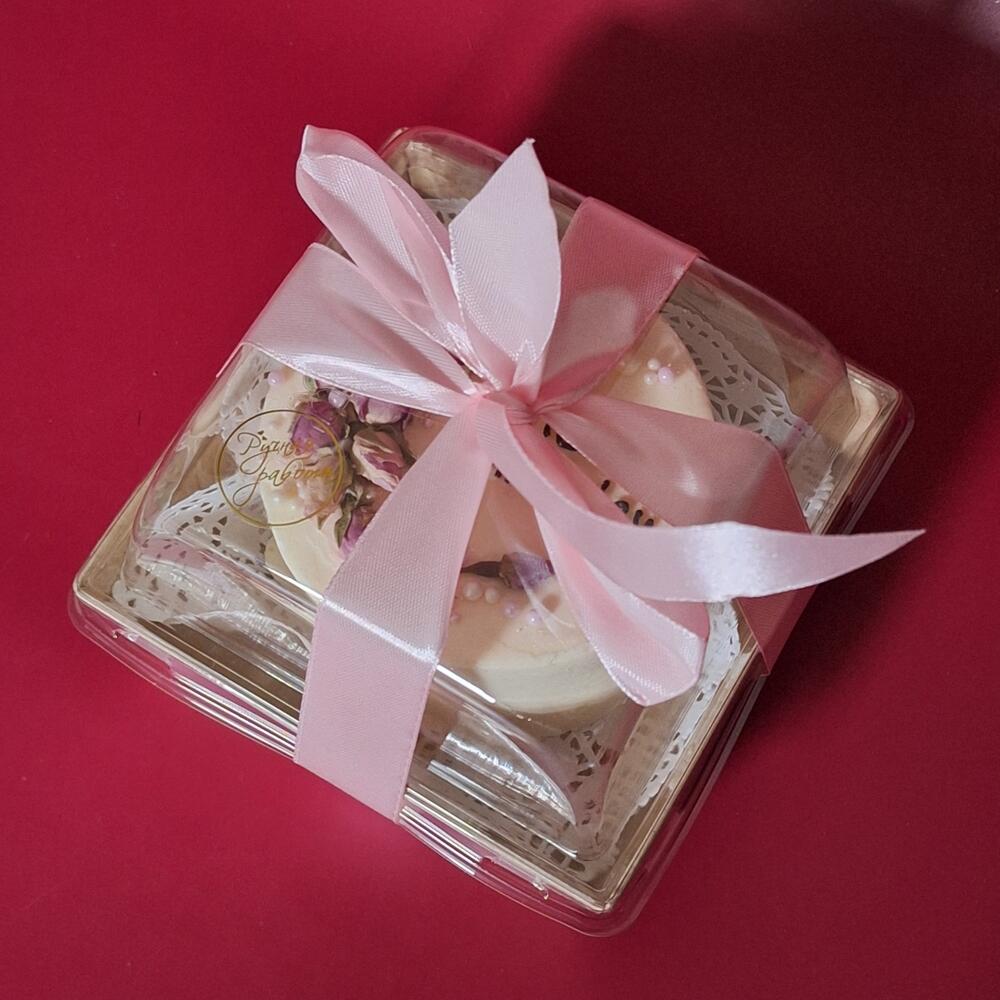 Бенто-торт "Happy Birthday" с сиреневыми розами-сухоцветами в розовых оттенках