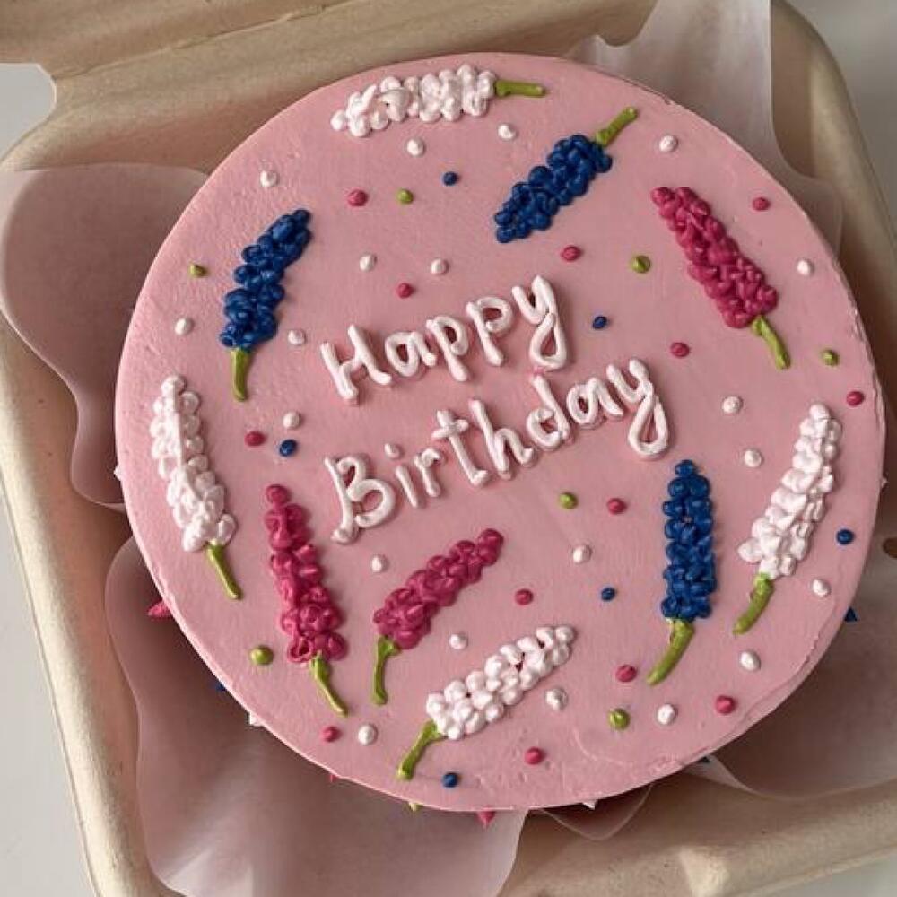 Бенто-торт «happy birthday» с цветами для девушки