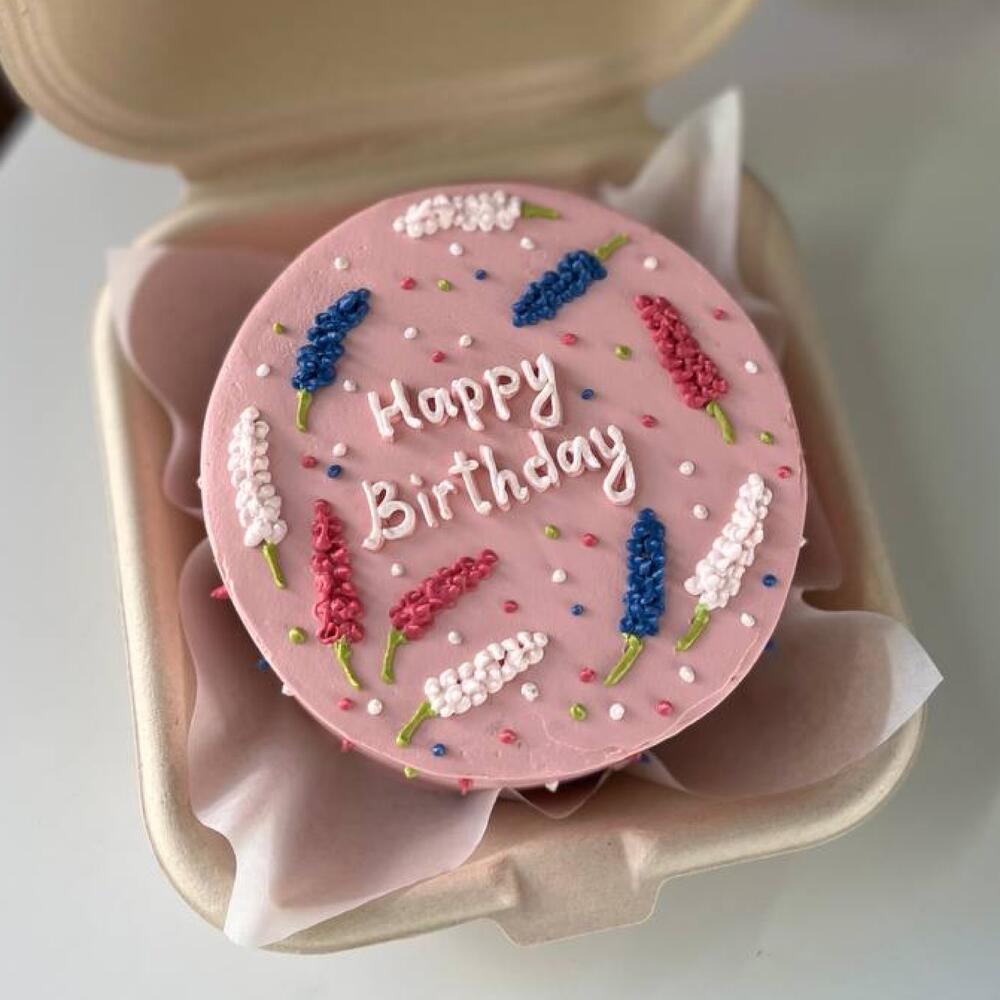 Бенто-торт «happy birthday» с цветами для девушки