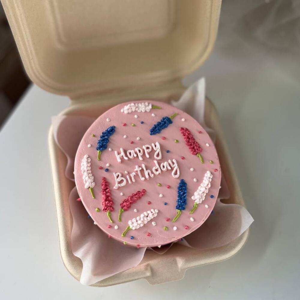 Бенто-торт «happy birthday» с цветами для девушки