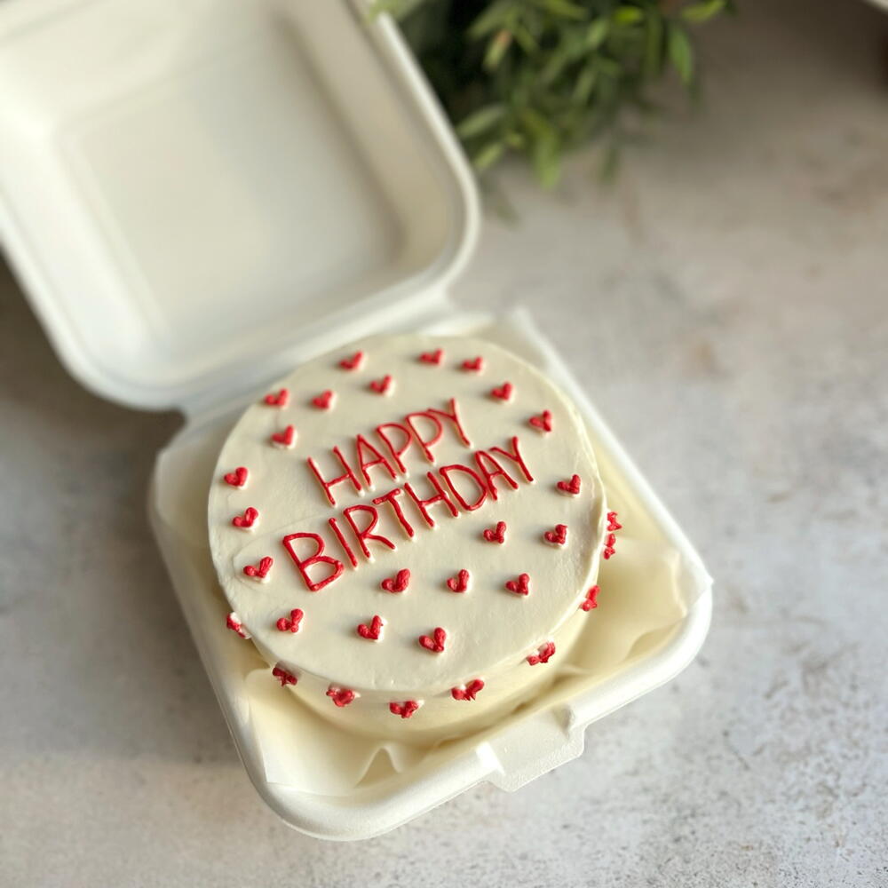 Бенто торт «happy birthday в подарок с сердечками