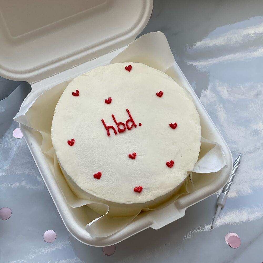 Бенто-торт «hbd» с сердечками