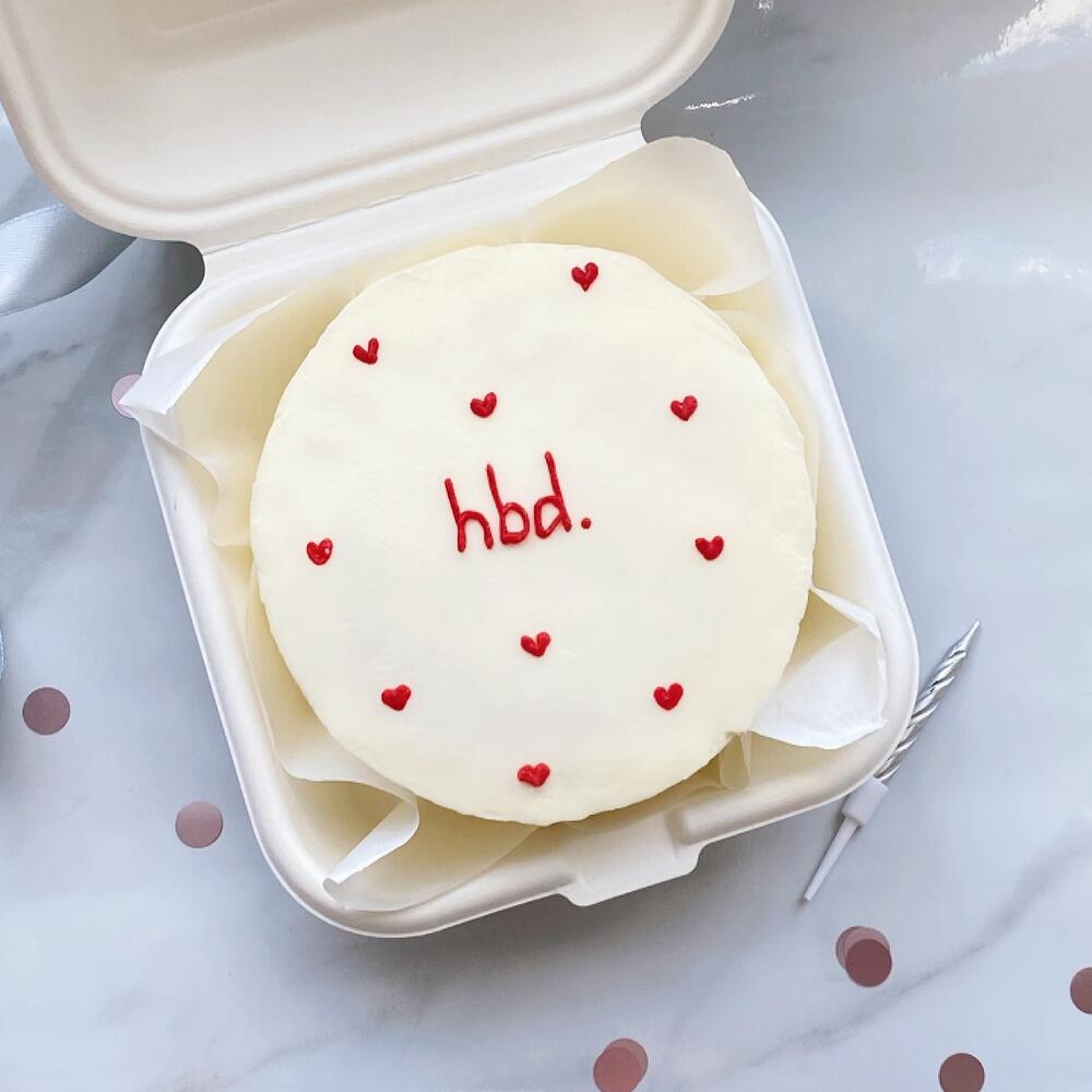 Бенто-торт «hbd» с сердечками