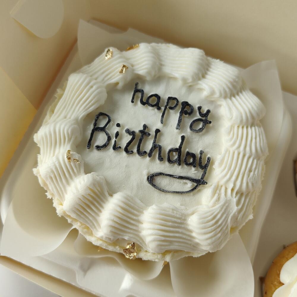 Бенто-торт и 2 капкейка С днём рождения happy birthday