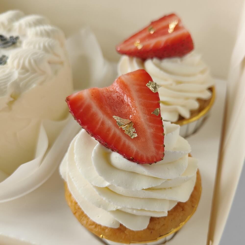 Бенто-торт и 2 капкейка С днём рождения happy birthday