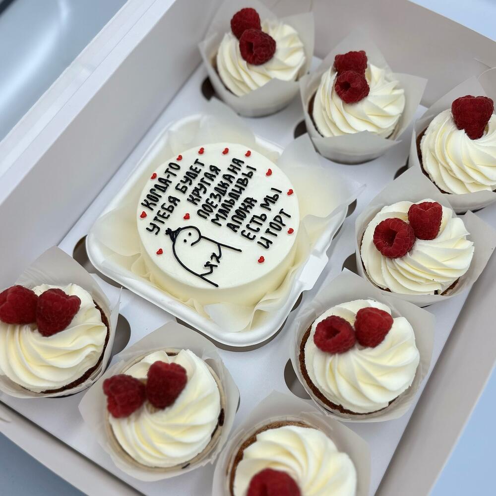 Бенто торт и 8 капкейков на день рождения