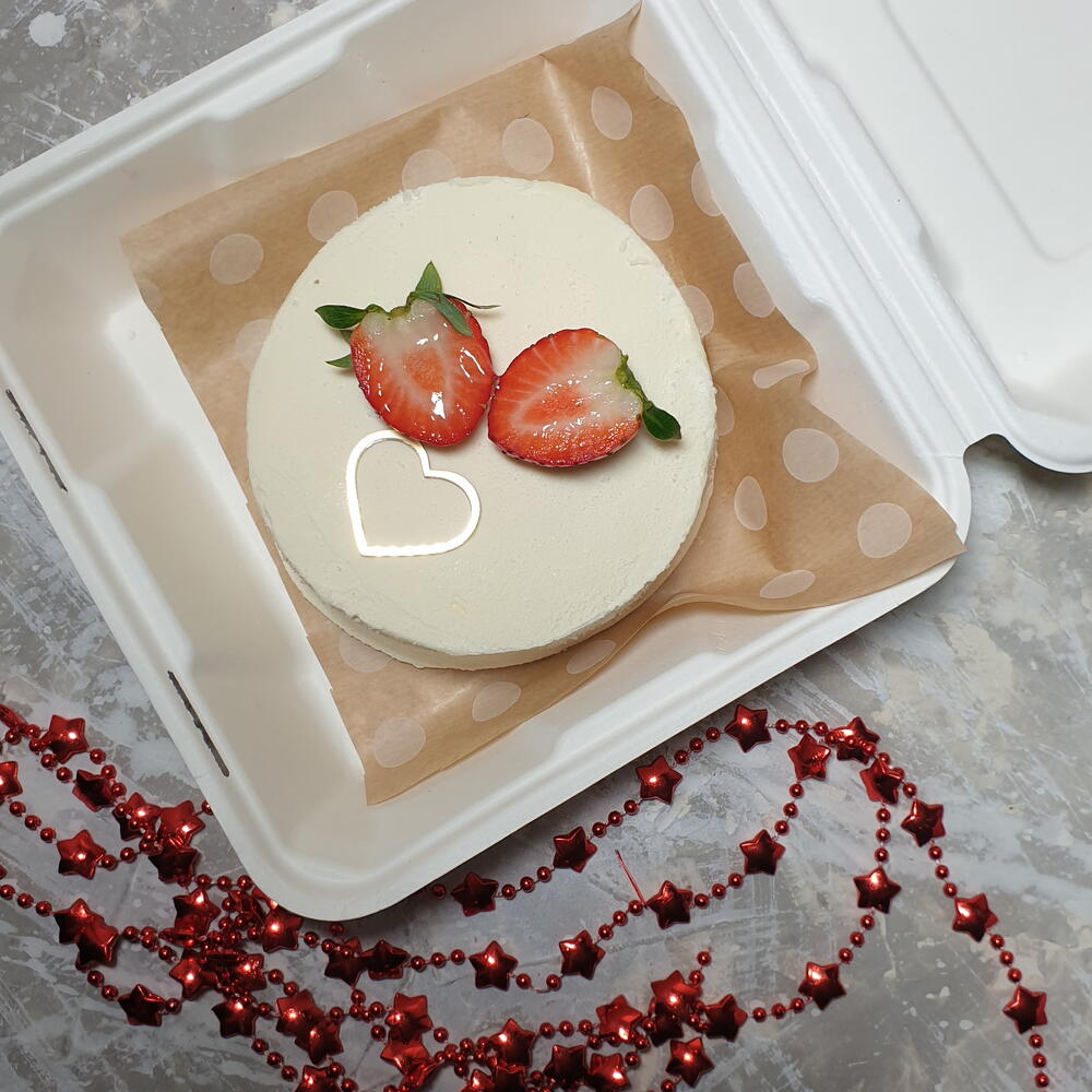 Бенто торт карамельный с сердцем и клубникой