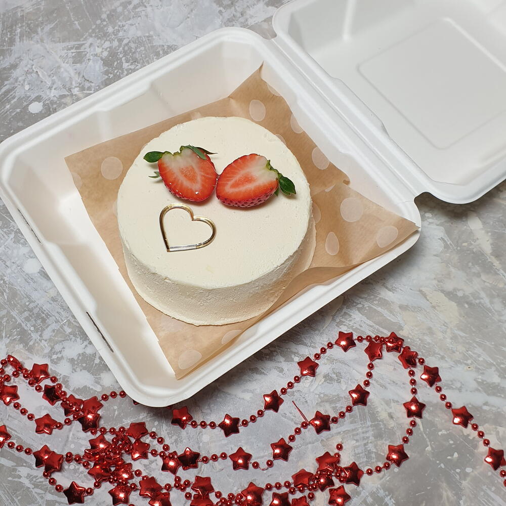 Бенто торт карамельный с сердцем и клубникой
