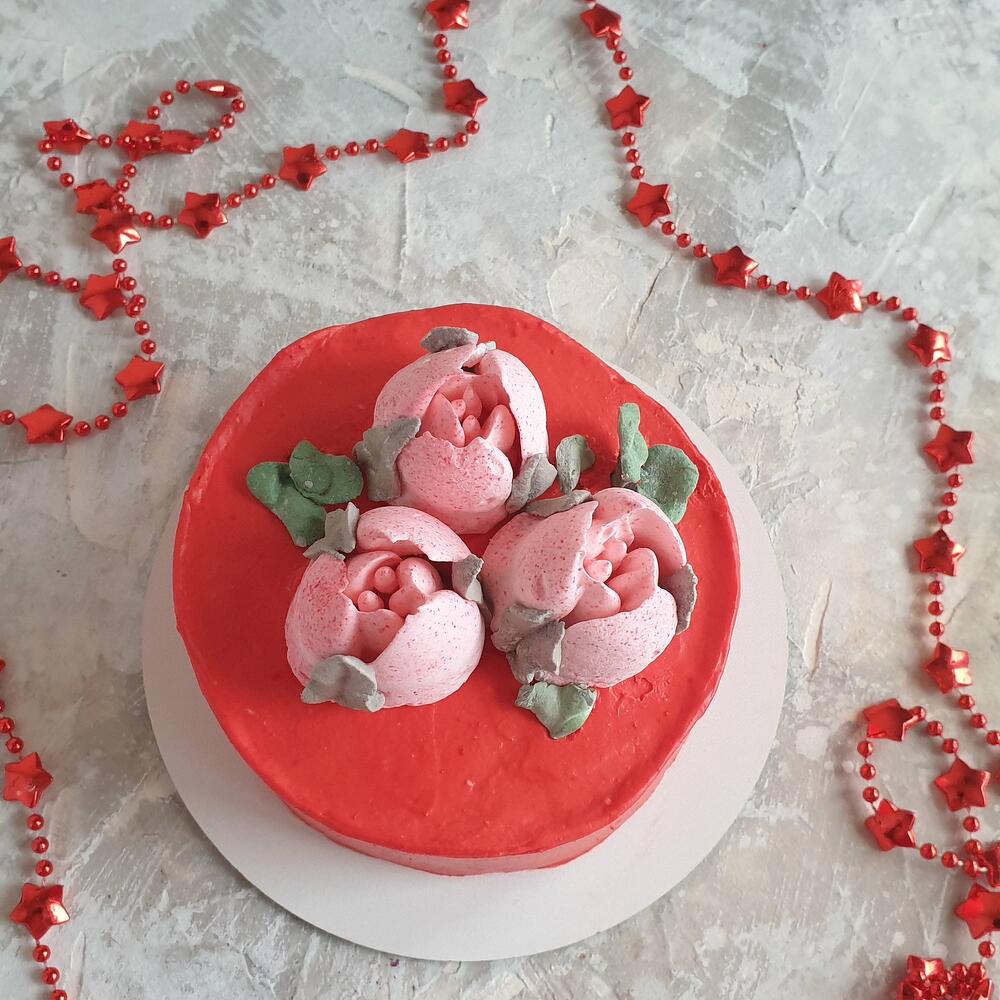 Бенто торт красный с цветами