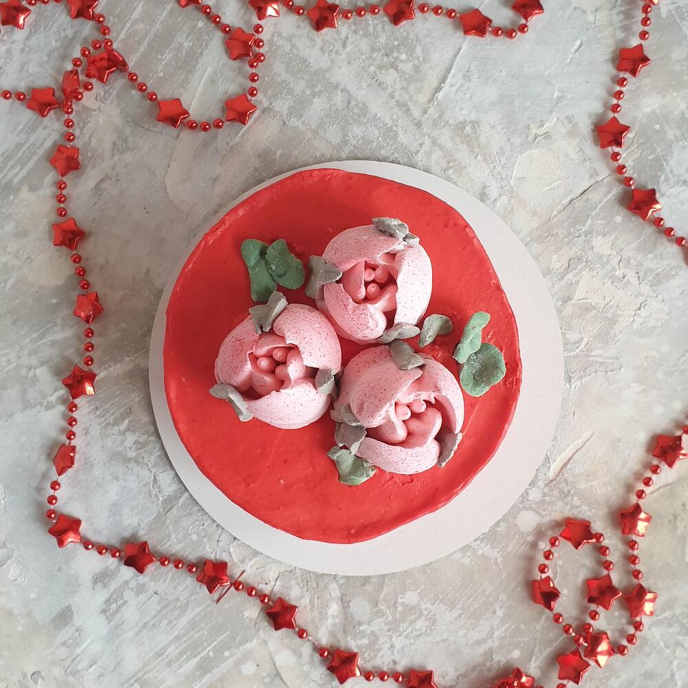 Бенто торт красный с цветами