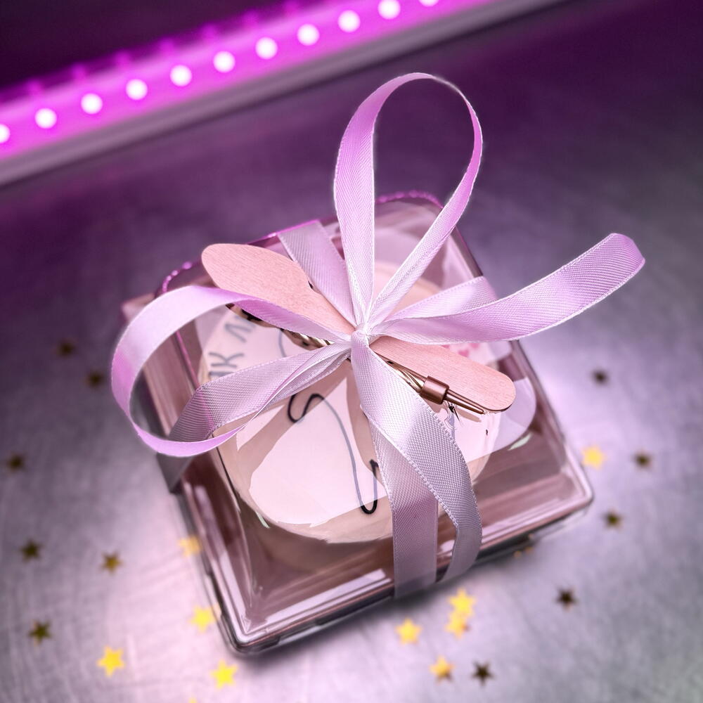 Бенто торт красный с золотой надписью happy birthday на день рождения