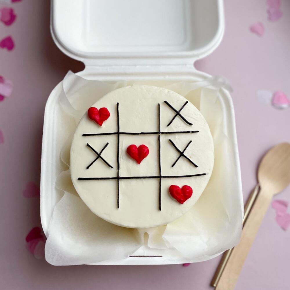Бенто-торт крестики нолики с сердечками