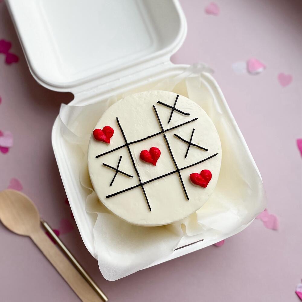 Бенто-торт крестики нолики с сердечками