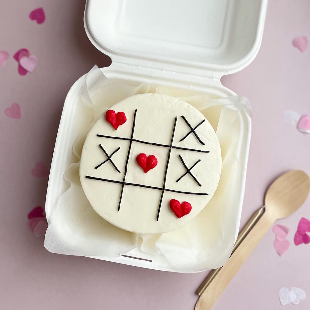 Бенто-торт крестики нолики с сердечками