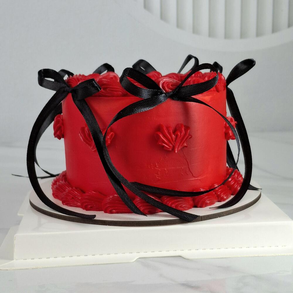 Бенто торт ламбет красный с бантиками и рюшами на день рождения