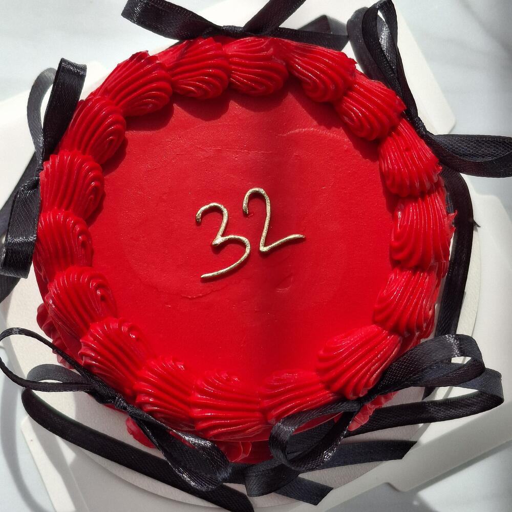 Бенто торт ламбет красный с бантиками и рюшами на день рождения