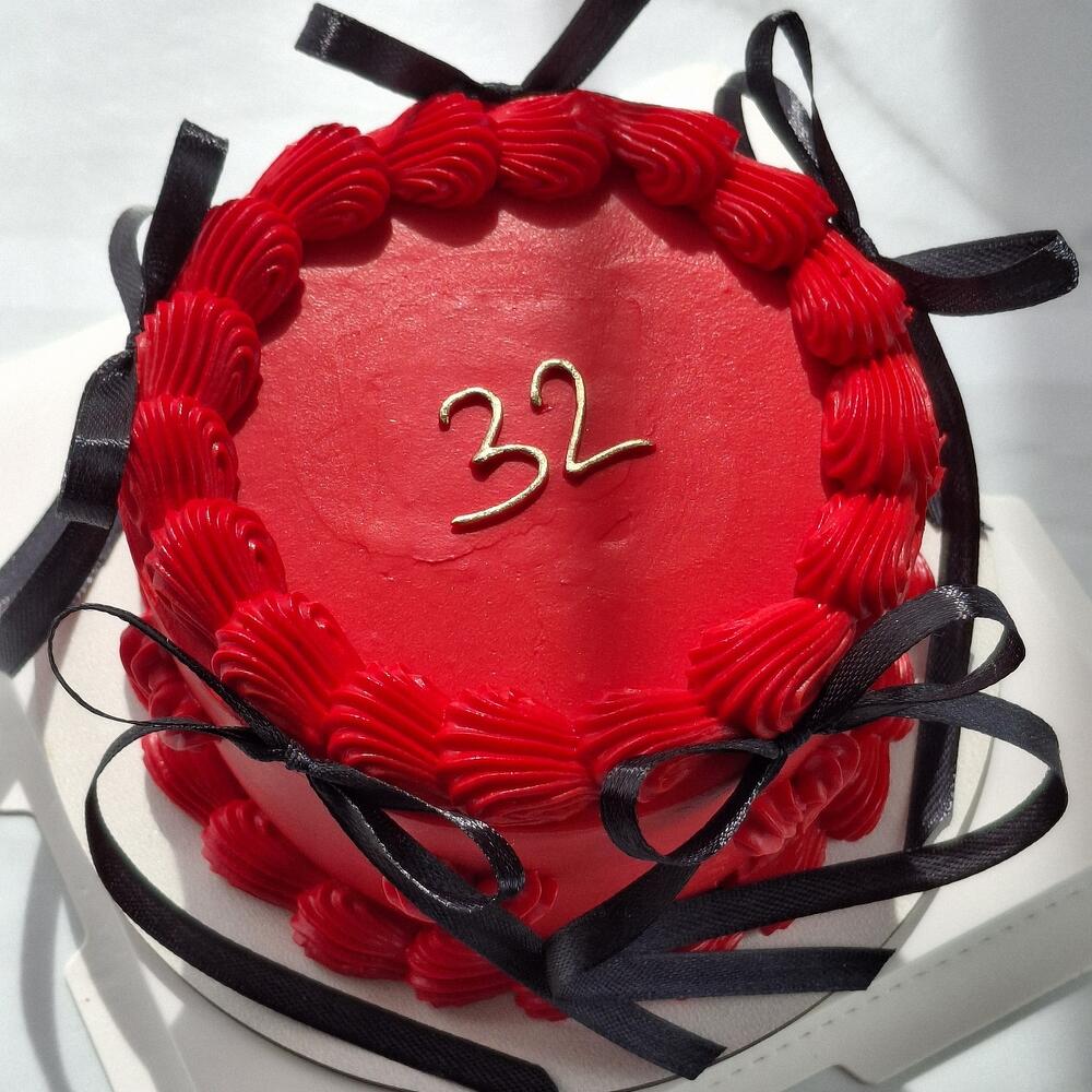 Бенто торт ламбет красный с бантиками и рюшами на день рождения