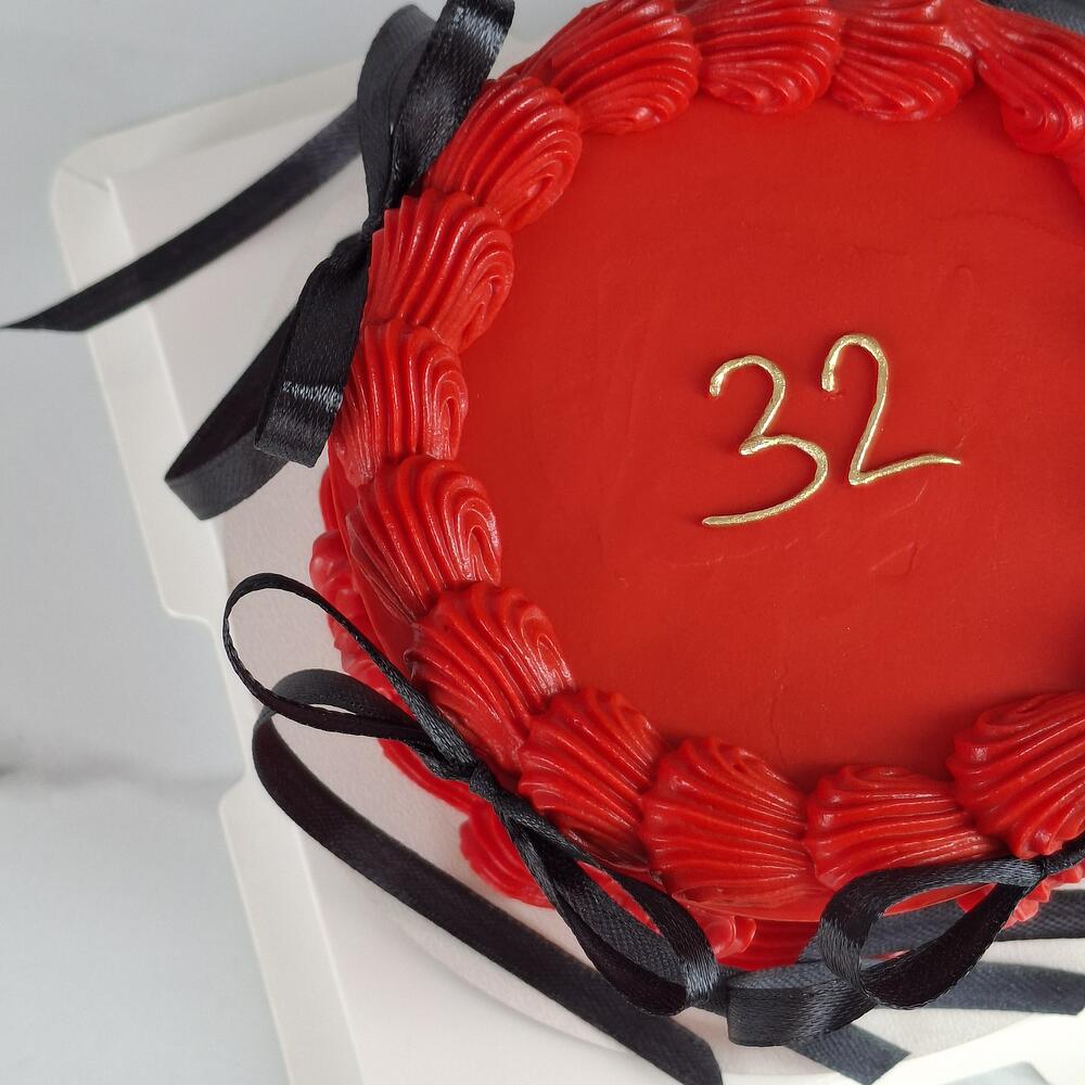 Бенто торт ламбет красный с бантиками и рюшами на день рождения