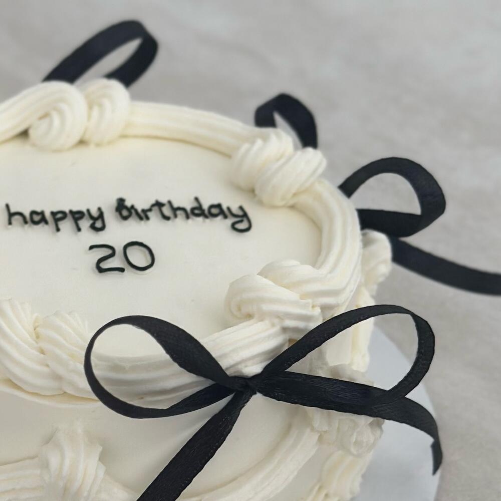 Бенто торт Ламбет с бантиками черными на день рождения подруге сестре дочке маме девушке жене