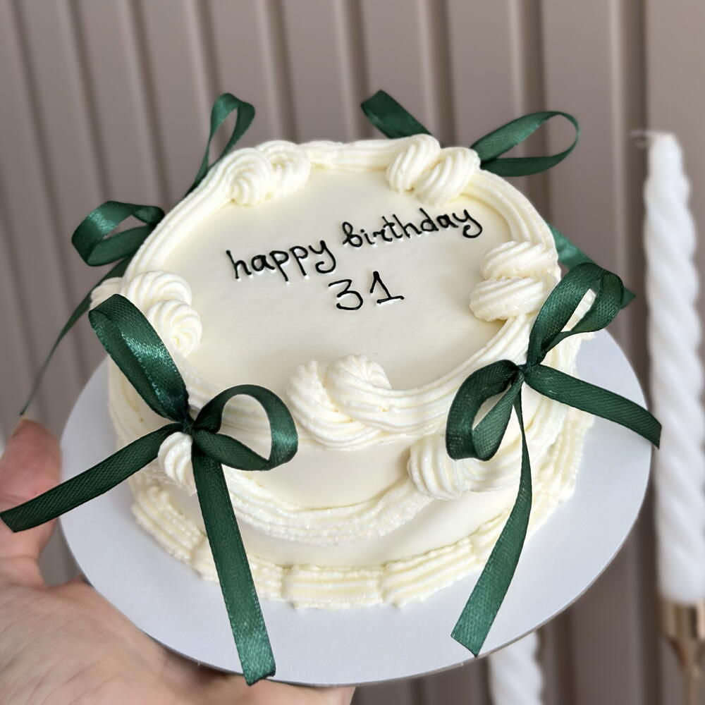 Бенто торт ламбет с бантиками изумрудными