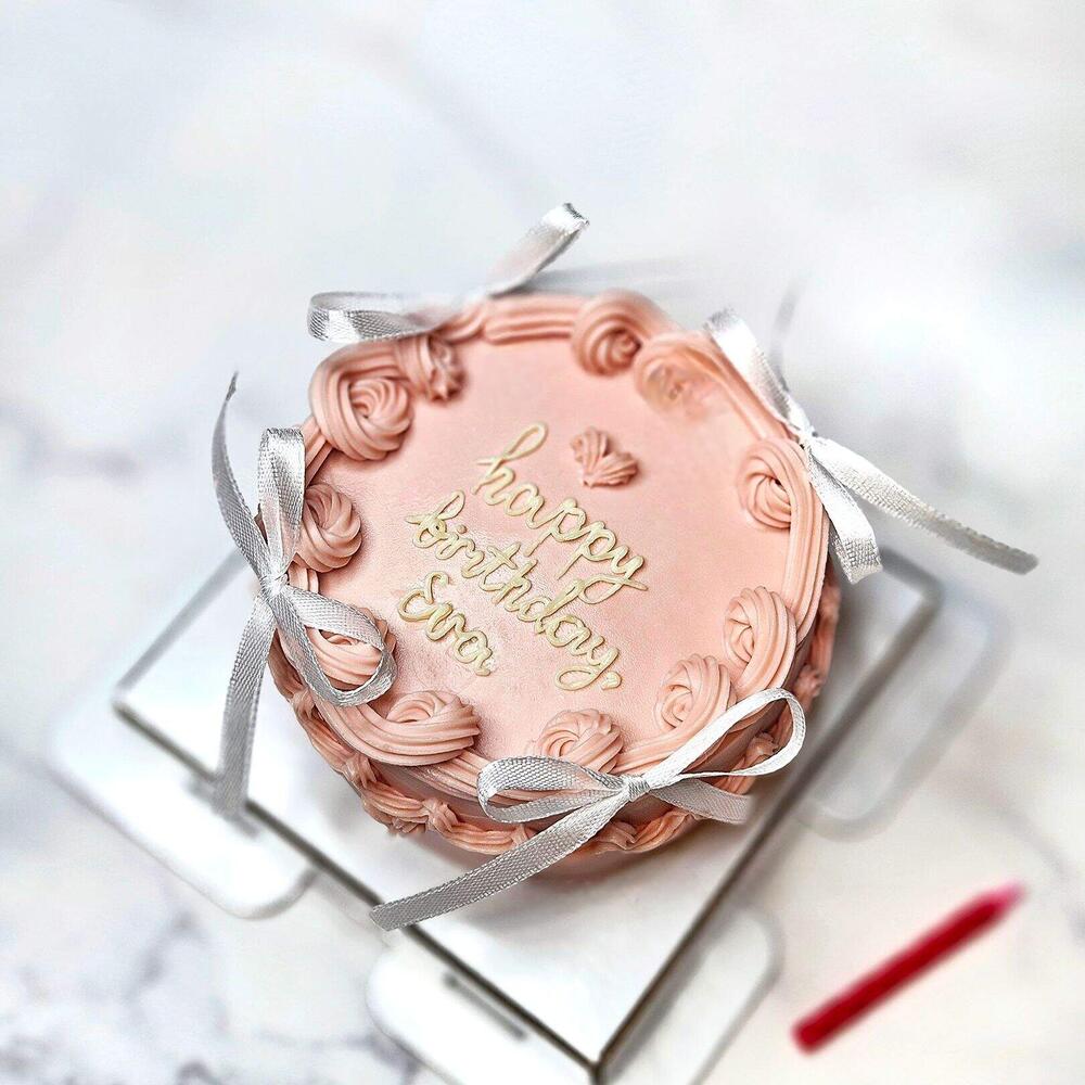 Бенто-торт Ламбет с белыми бантиками и надписью