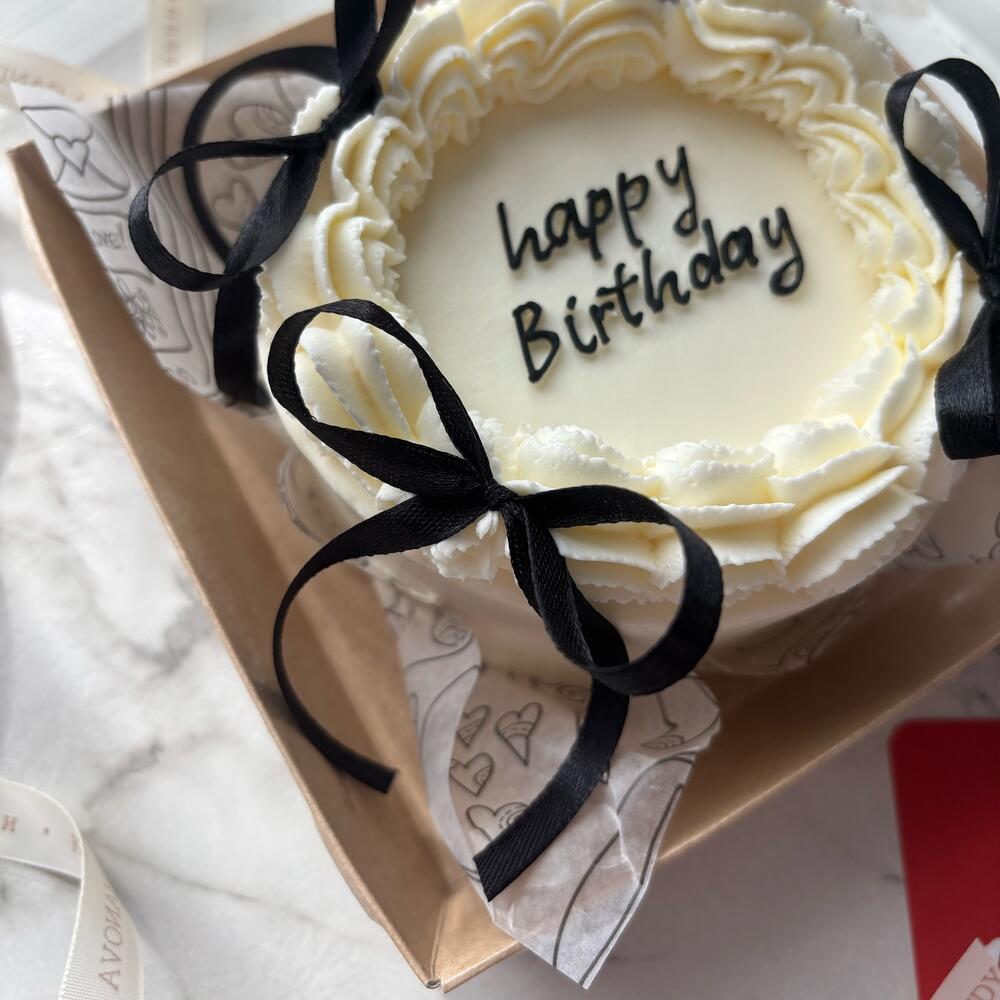 Бенто торт Ламбет с черными бантиками девушке, подруге, дочке, маме, сестре, коллеге на день рождения