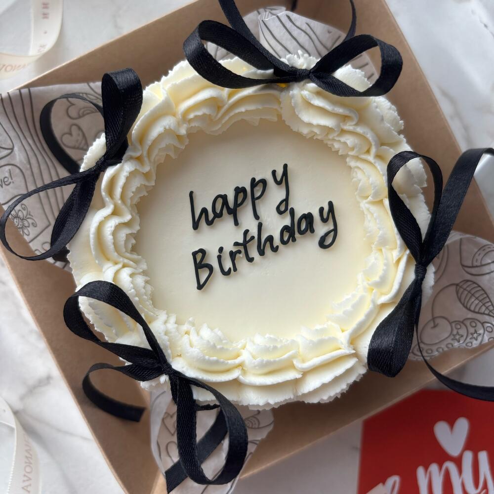 Бенто торт Ламбет с черными бантиками девушке, подруге, дочке, маме, сестре, коллеге на день рождения
