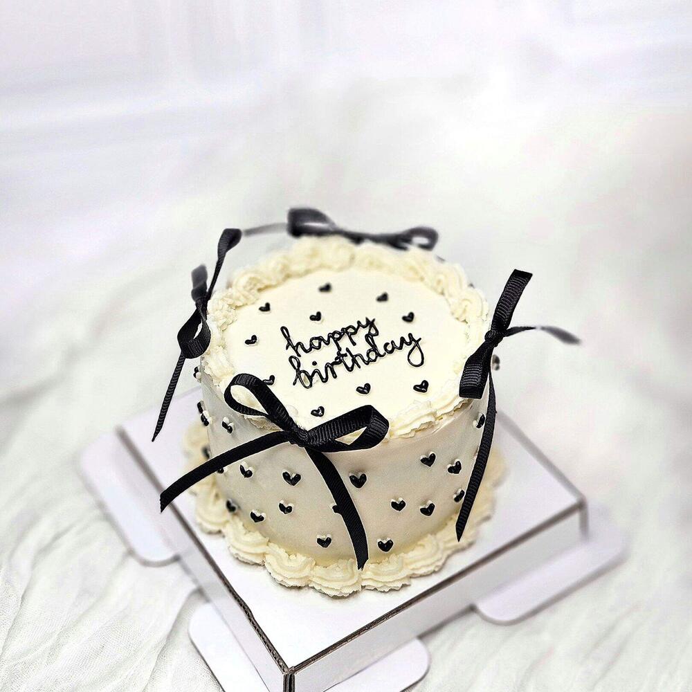 Бенто-торт Ламбет с черными бантиками и надписью