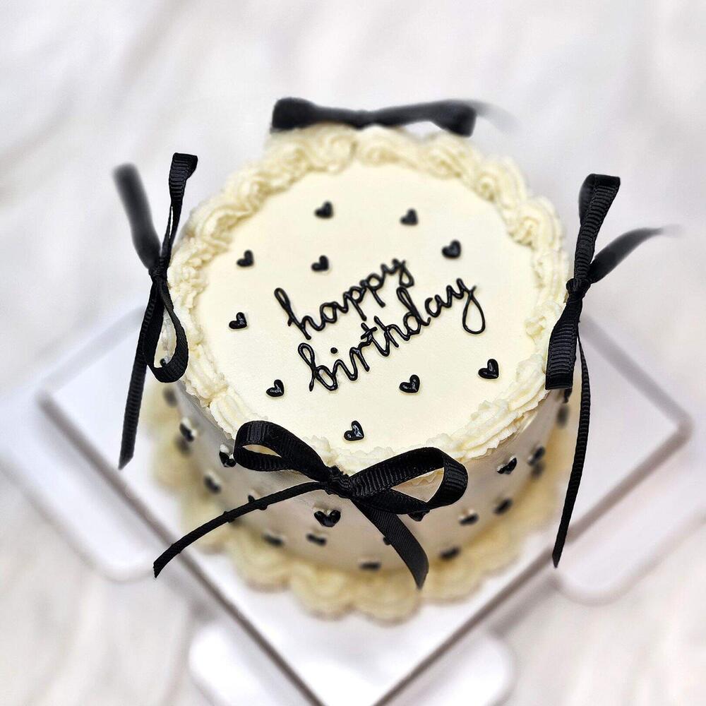 Бенто-торт Ламбет с черными бантиками и надписью