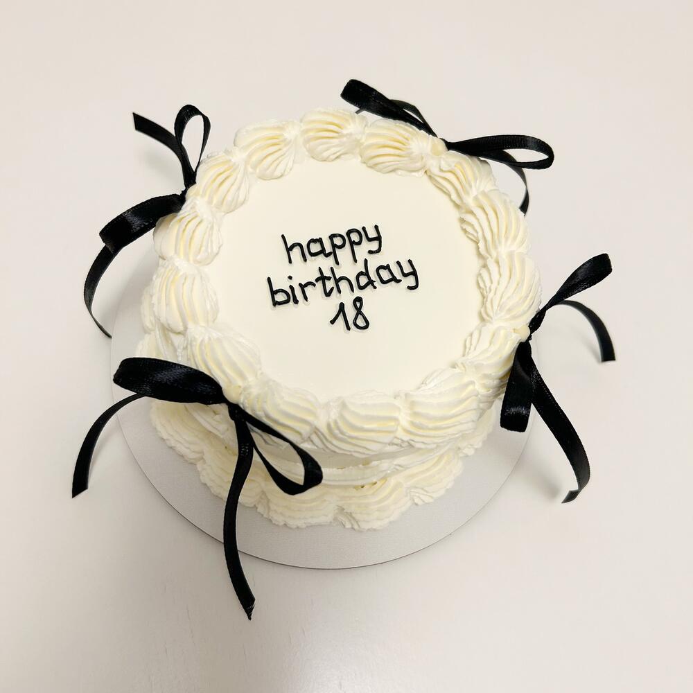 Бенто торт ламбет с черными бантиками на день рождения