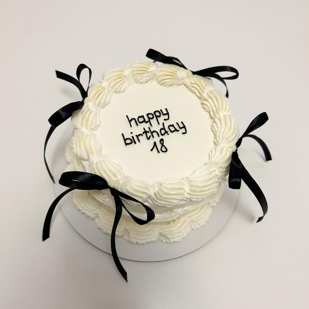 Бенто торт ламбет с черными бантиками на день рождения