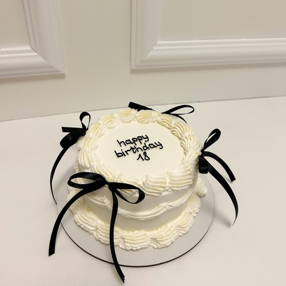 Бенто торт ламбет с черными бантиками на день рождения