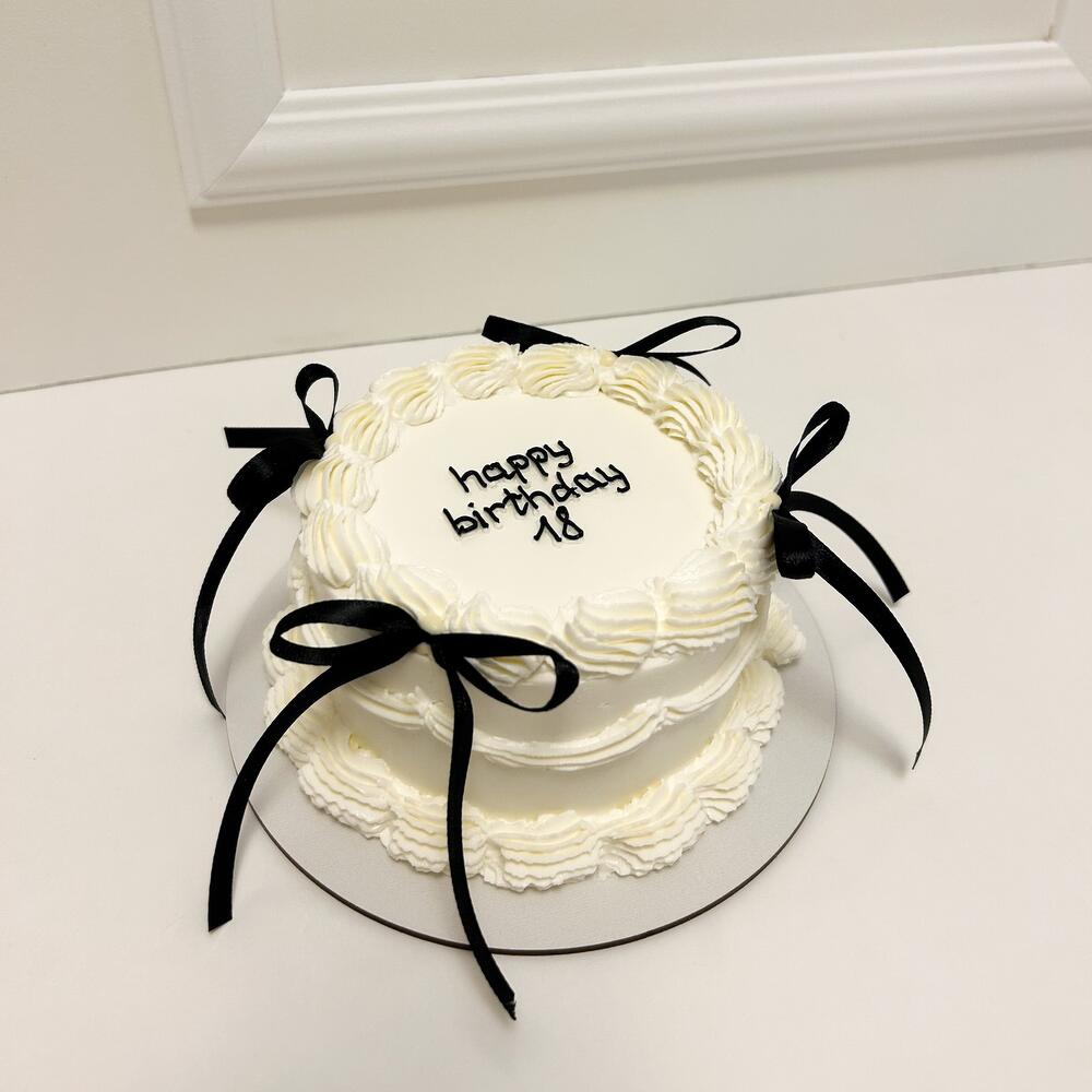 Бенто-торт Ламбет с черными бантиками на день рождения в подарок